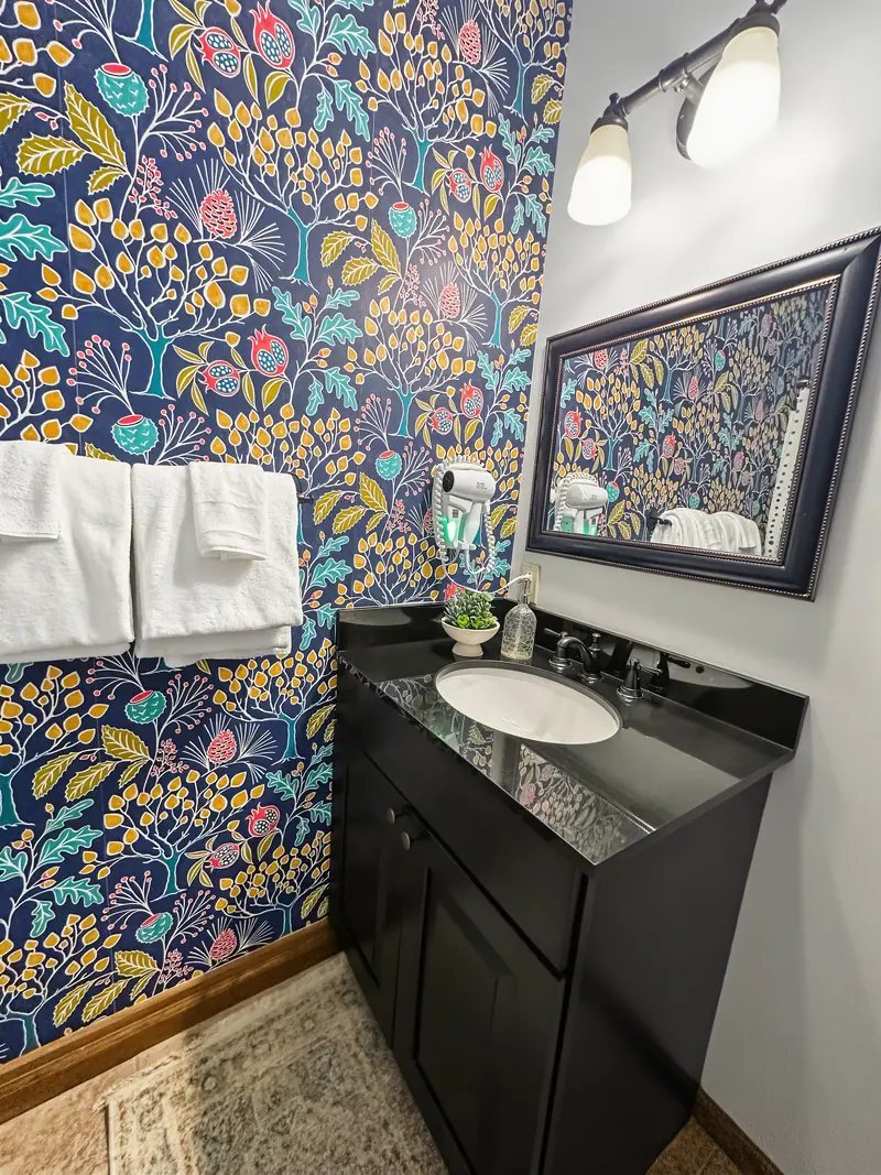 Bathroom 1, Black Bear 32