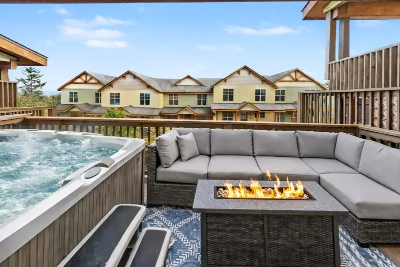 Hot tub deck, Black Bear 32