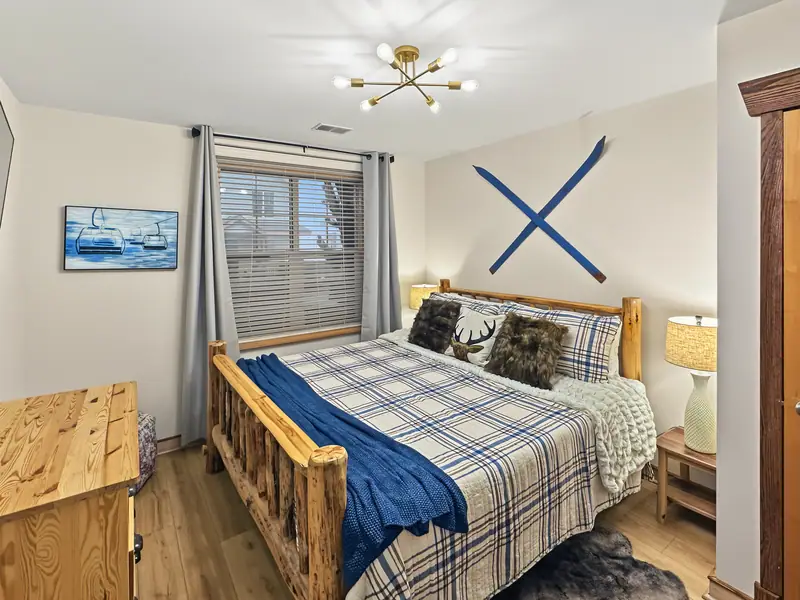 Bedroom 1, Black Bear 33