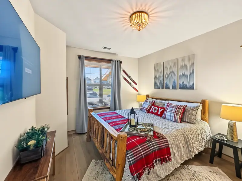 Bedroom 3, Black Bear 33