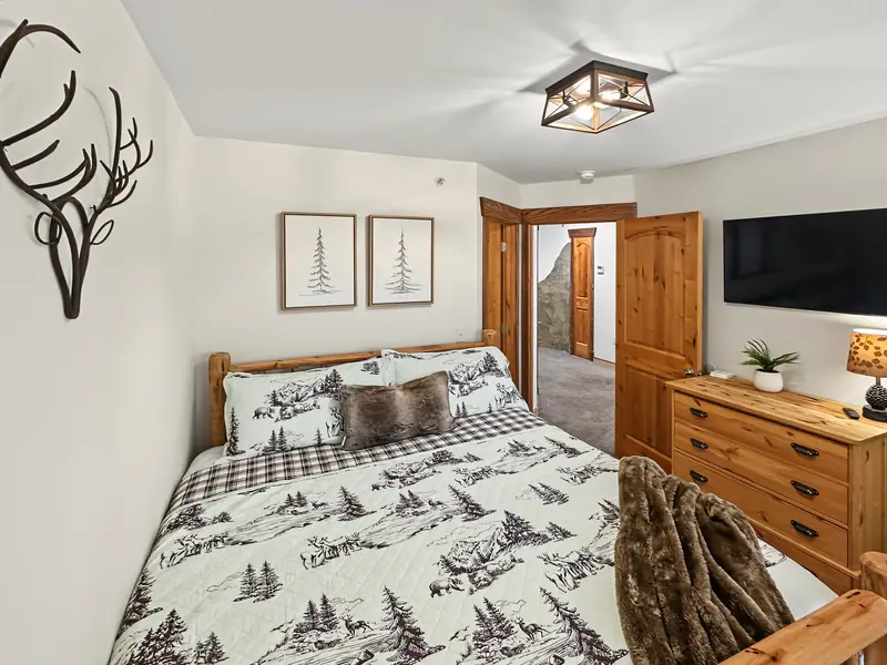 Bedroom 5, Black Bear 33