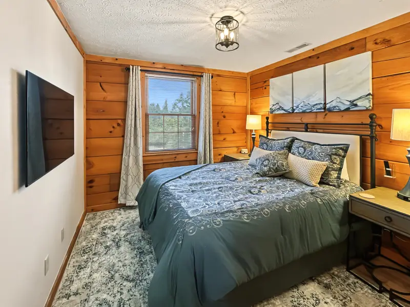 Bedroom 2, Loggers Run 12