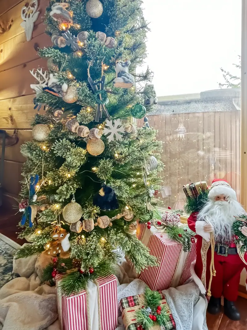 Christmas tree and presents in the living room at Loggers Run 16