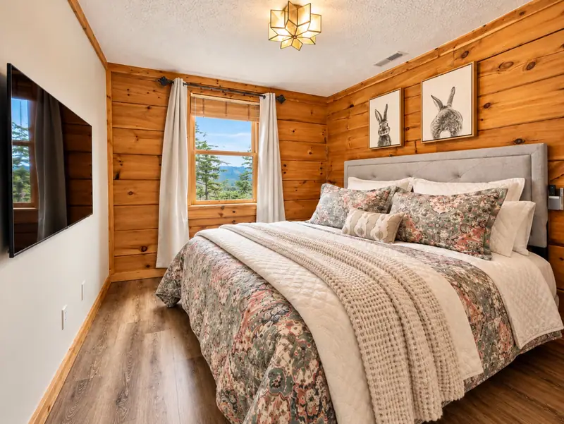 Second king bedroom at Loggers Run 16 with a wall TV