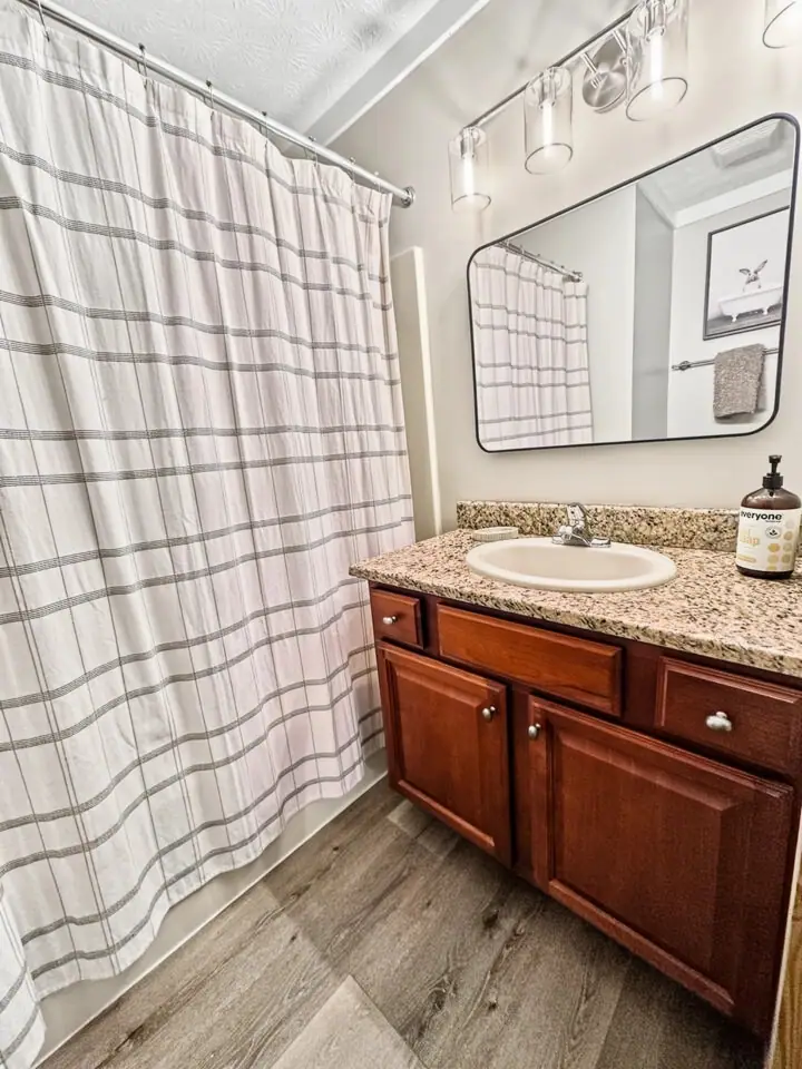 Bathroom 2, Loggers Run 4
