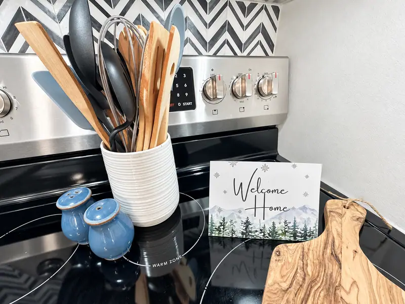 Utensils and a welcome sign on the Mountain Lodge 140 kitchen counter