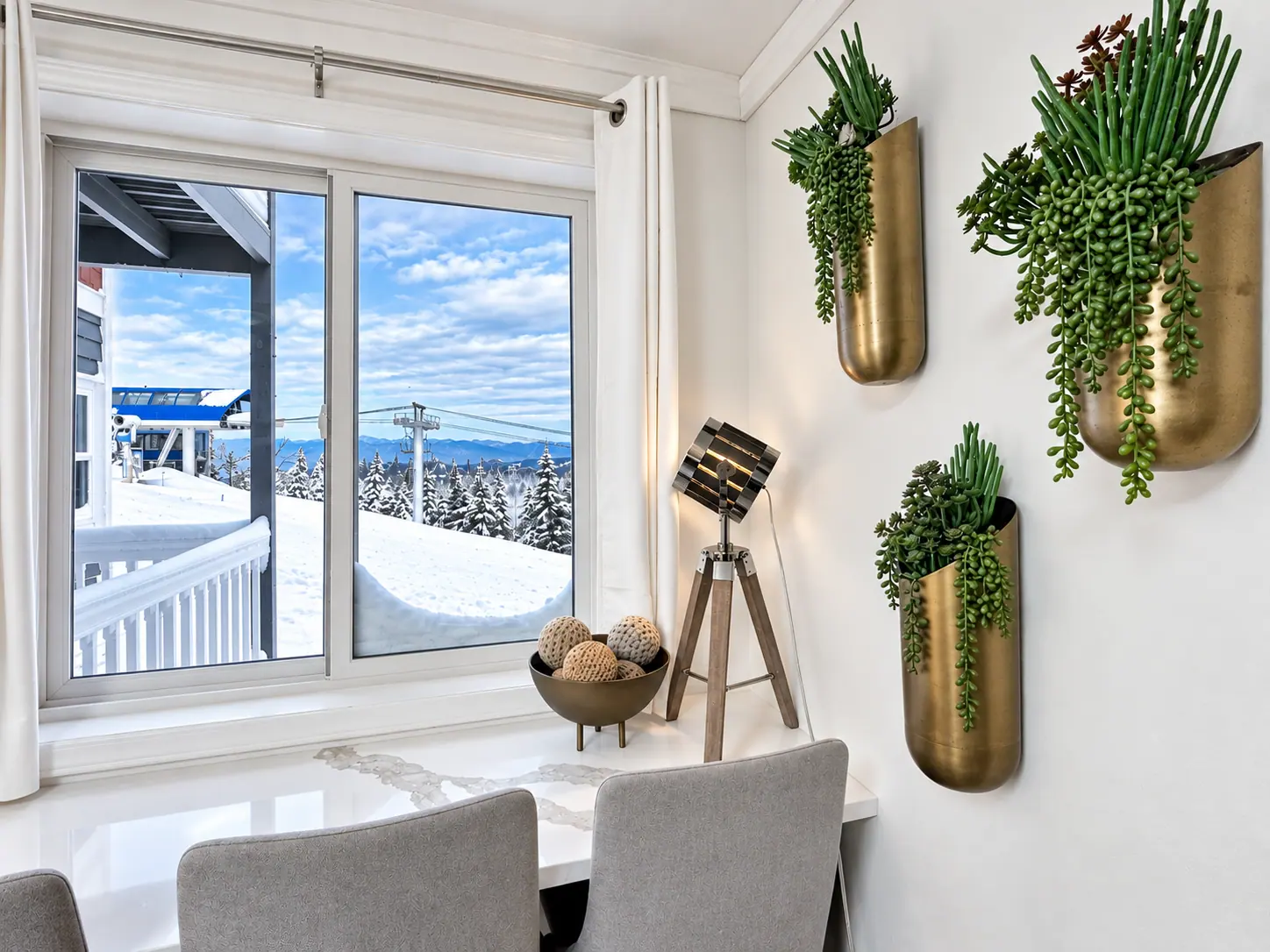 Window by the dining table at Mountain Lodge 144